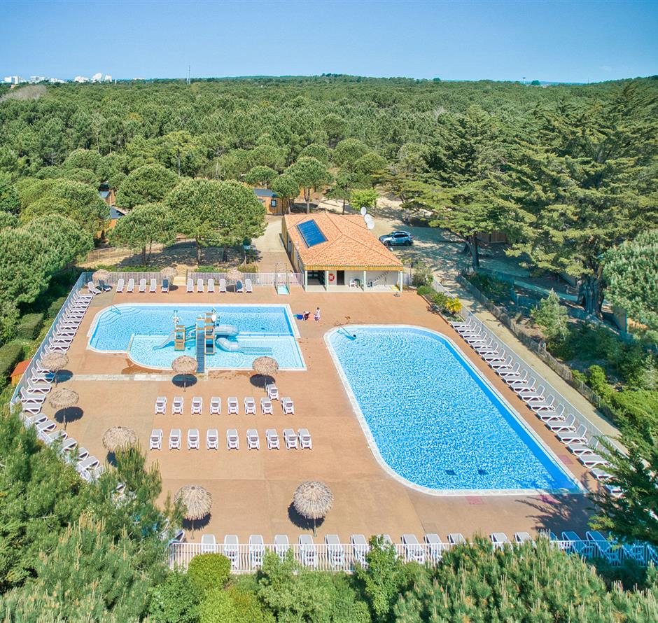 Verwarmd zwembad op de 4-sterren camping Les Sirènes in Saint-Jean-de-Monts 