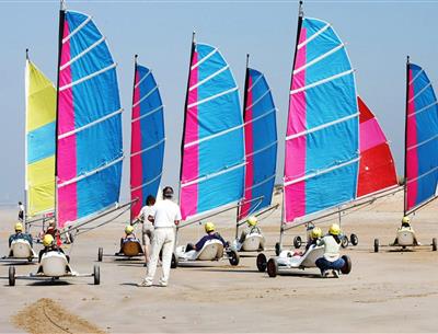 De nautische bases in de buurt van de 3-sterren camping Les Sirènes