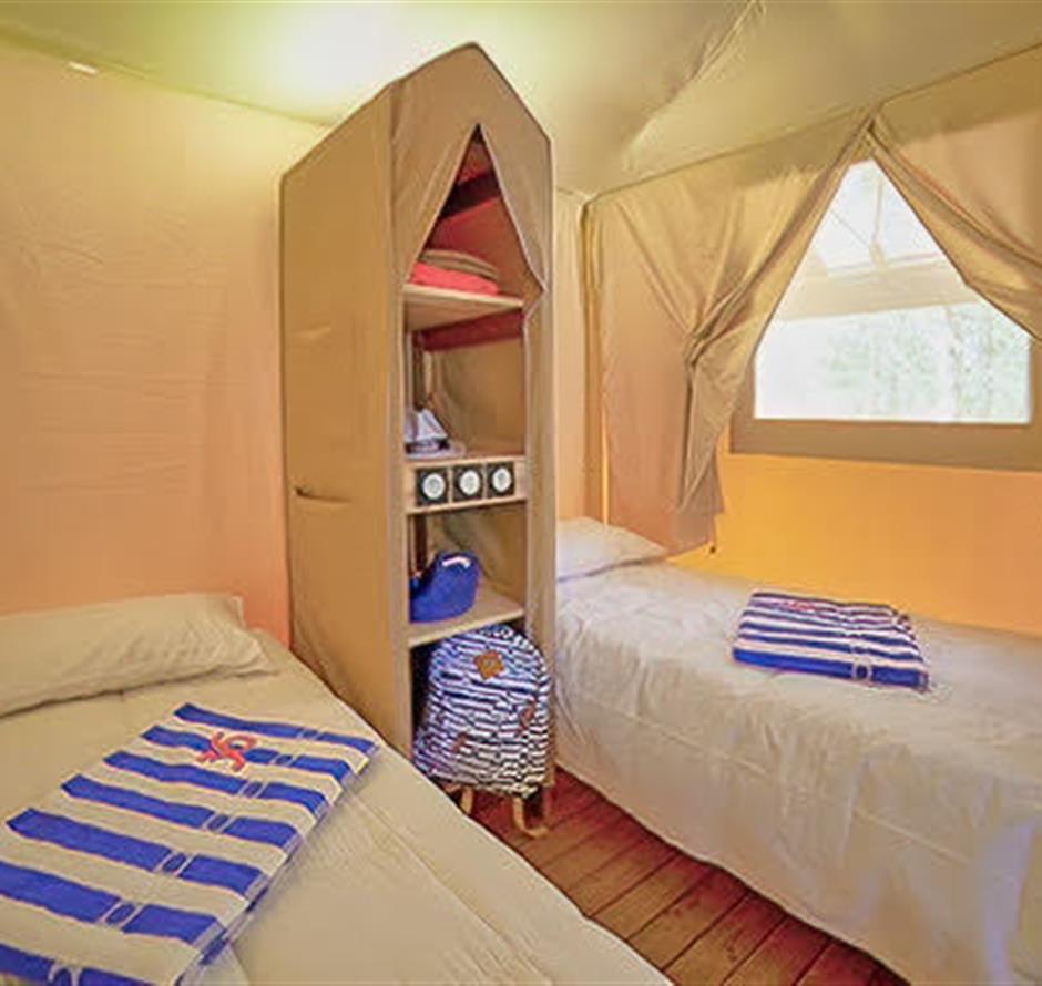Kamer van de Lodgetent 4 personen 2 slaapkamers 