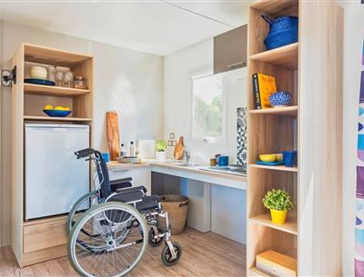 Stacaravan keuken voor 4/6 personen met 2 slaapkamers en airconditioning toegankelijk voor personen met beperkte mobiliteit