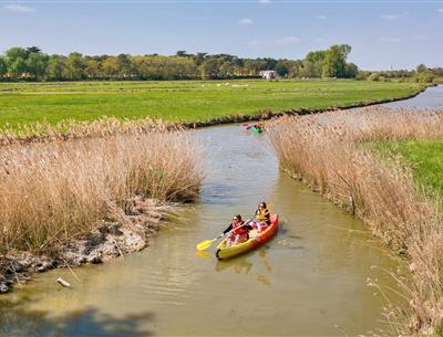 Kajakken en peddelen in de buurt van de 3-sterren camping Les Sirènes