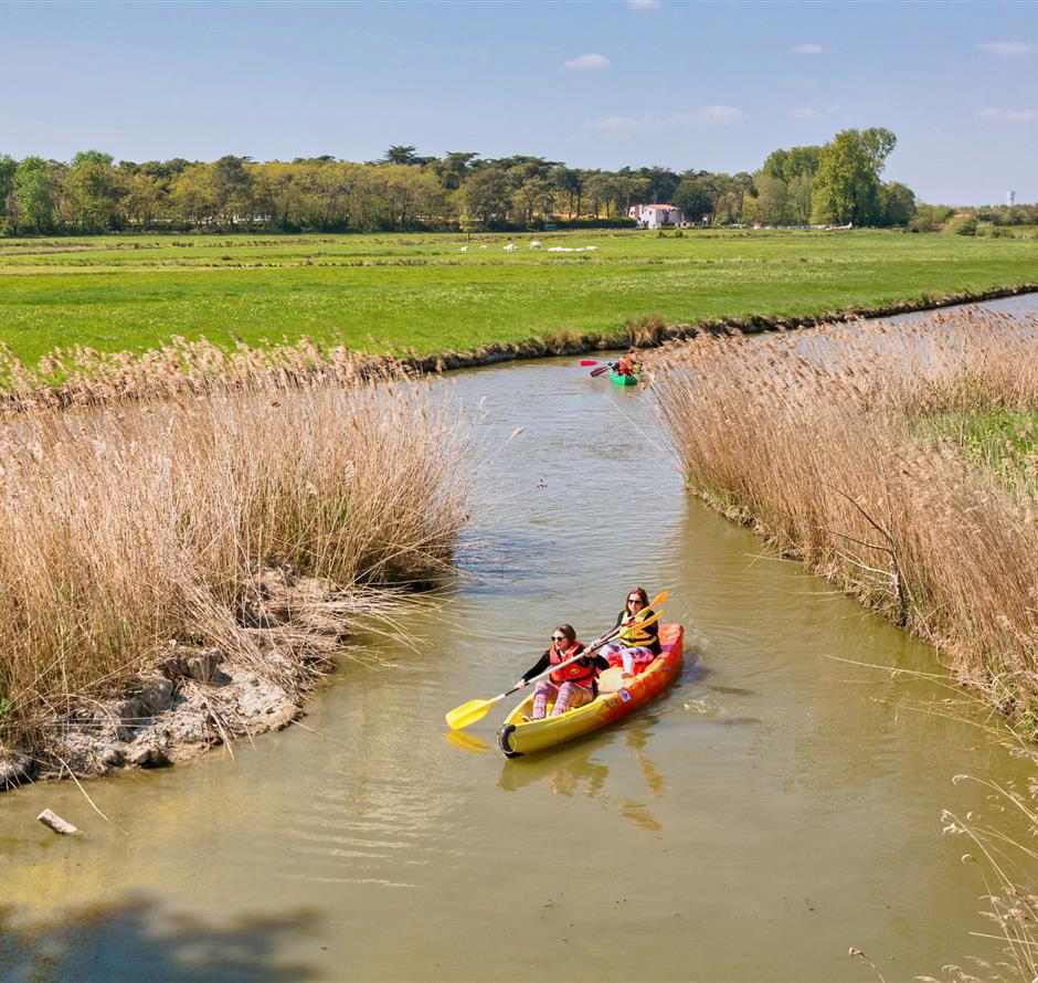 Kajakken en peddelen in de buurt van de 3-sterren camping Les Sirènes 