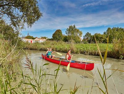 Kajakken en peddelen in de buurt van de 3-sterren camping Les Sirènes
