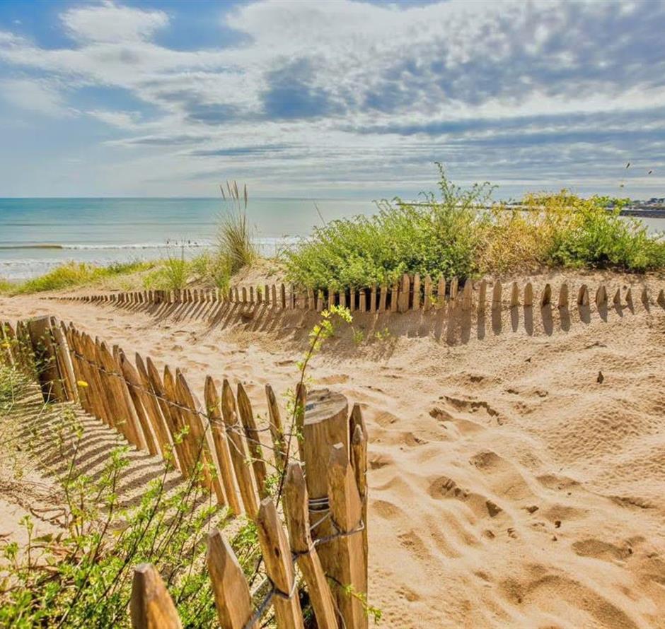 Het strand van Saint-Jean-de-Monts in de Vendée vlakbij de 3-sterren camping Les Sirènes 