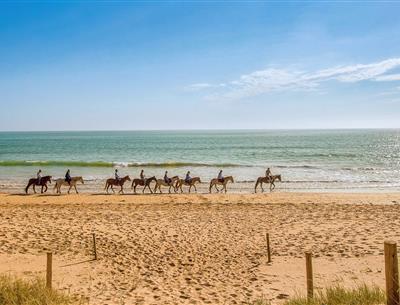 Het strand van Saint-Jean-de-Monts in de Vendée vlakbij de 3-sterren camping Les Sirènes