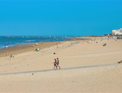 Het strand van Saint-Jean-de-Monts in de Vendée vlakbij de 3-sterren camping Les Sirènes