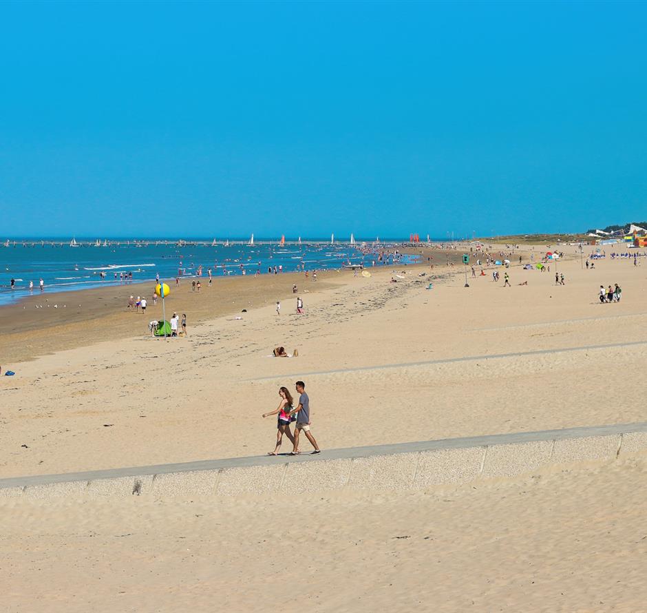 Het strand van Saint-Jean-de-Monts in de Vendée vlakbij de 3-sterren camping Les Sirènes 