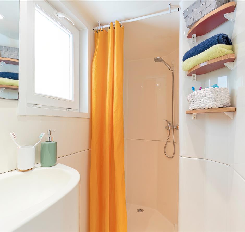 Badkamer van de Cottage 4 pers 2 bloemen 