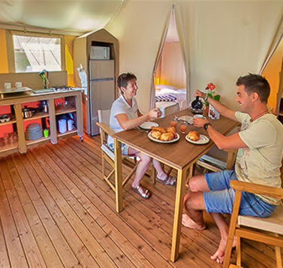 Interieur van de lodgetent 4 pers 2 bloemen 