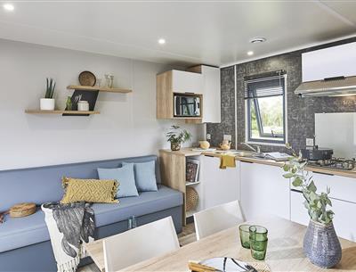Woonkamer van de Cottage 4 personen 2 slaapkamers 2 badkamers 4 bloemen
