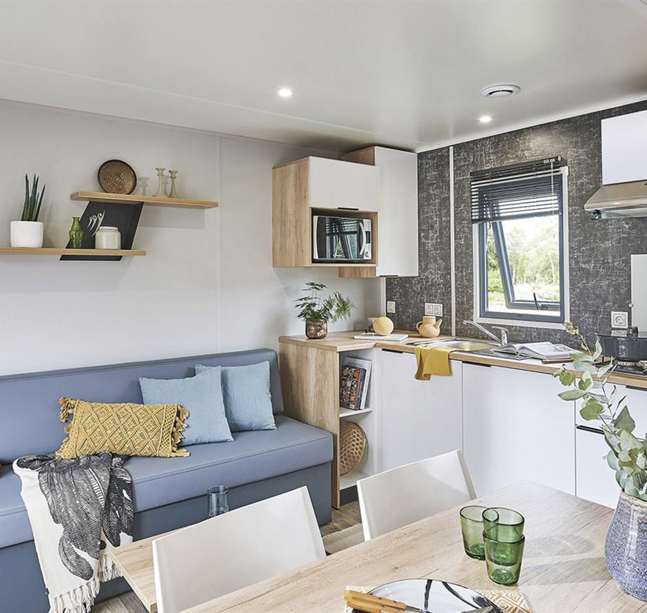 Woonkamer van de Cottage 4 personen 2 slaapkamers 2 badkamers 4 bloemen 