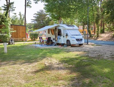 Kale plaatsen met stroom 2 bloemen op Camping Les Sirènes