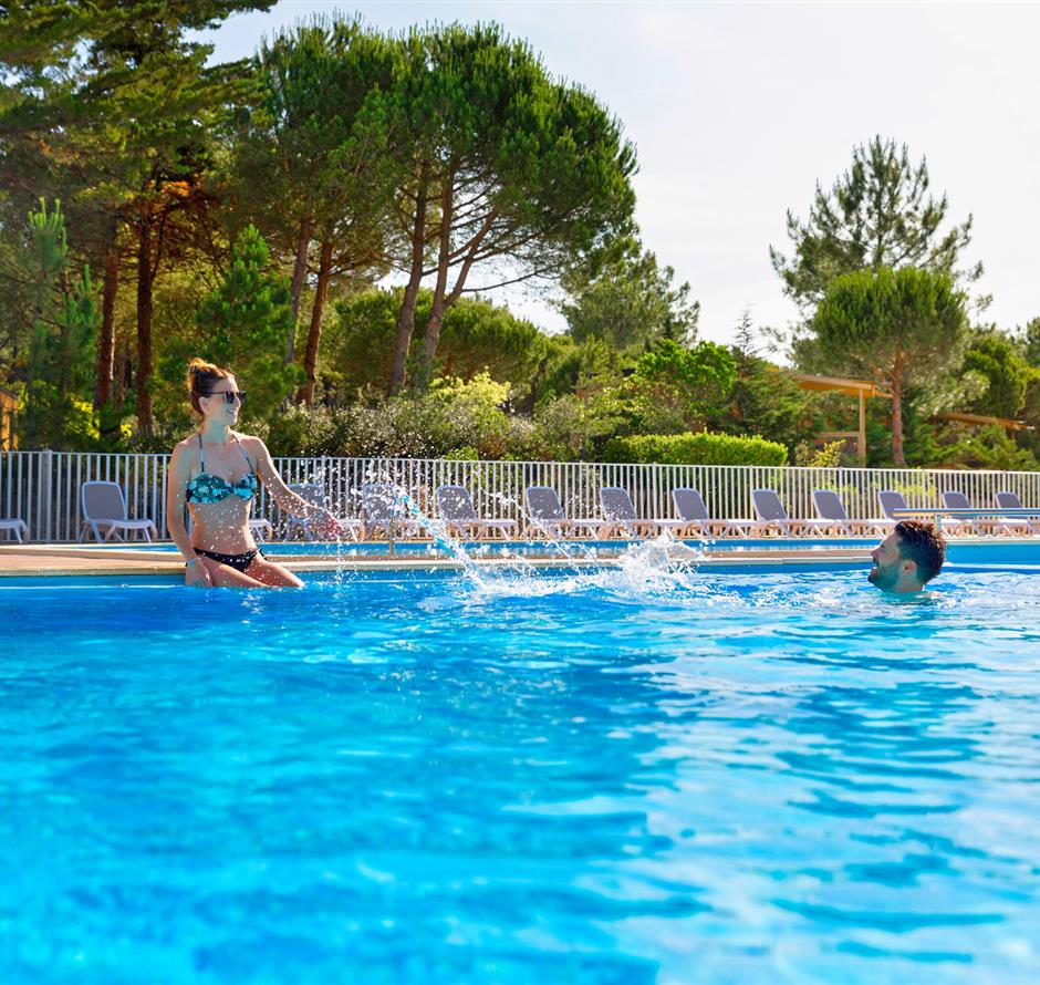 Verwarmd zwembad op Camping Les Sirènes *** 