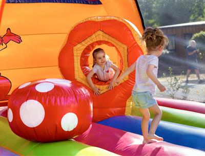 opblaasbare structuur voor kinderen op Camping Les Sirènes