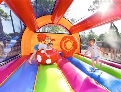 opblaasbare structuur voor kinderen op Camping Les Sirènes
