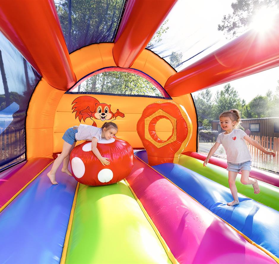 opblaasbare structuur voor kinderen op Camping Les Sirènes 