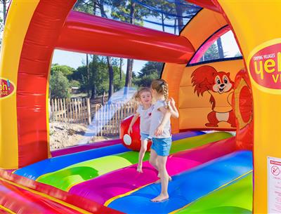 opblaasbare structuur voor kinderen op Camping Les Sirènes