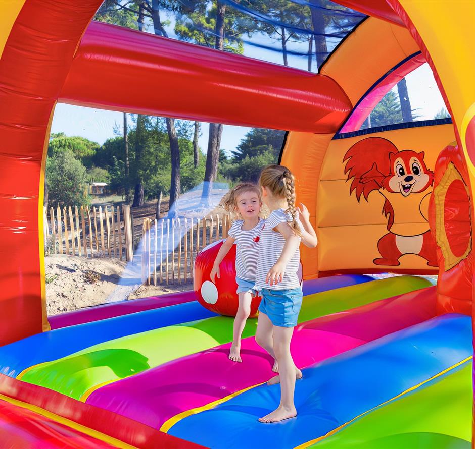 opblaasbare structuur voor kinderen op Camping Les Sirènes 