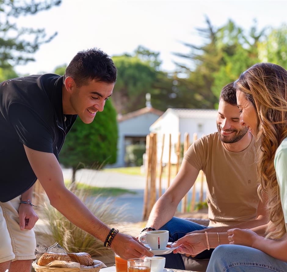 Ontbijtservice op Camping Les Sirènes 