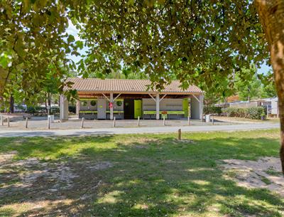 Diensten ter plaatse op de 3-sterrencamping Les Sirènes in Saint Jean de Monts in de Vendée (ontbijt, fietsverhuur, snackbar, bar, kruidenierswinkel, massage, wasserette, enz.)