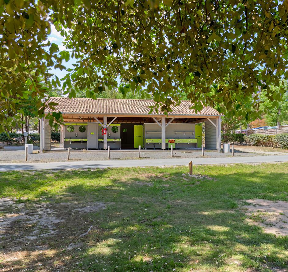 Diensten ter plaatse op de 3-sterrencamping Les Sirènes in Saint Jean de Monts in de Vendée (ontbijt, fietsverhuur, snackbar, bar, kruidenierswinkel, massage, wasserette, enz.) 