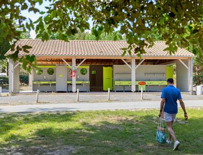 Diensten ter plaatse op de 3-sterrencamping Les Sirènes in Saint Jean de Monts in de Vendée (ontbijt, fietsverhuur, snackbar, bar, kruidenierswinkel, massage, wasserette, enz.)