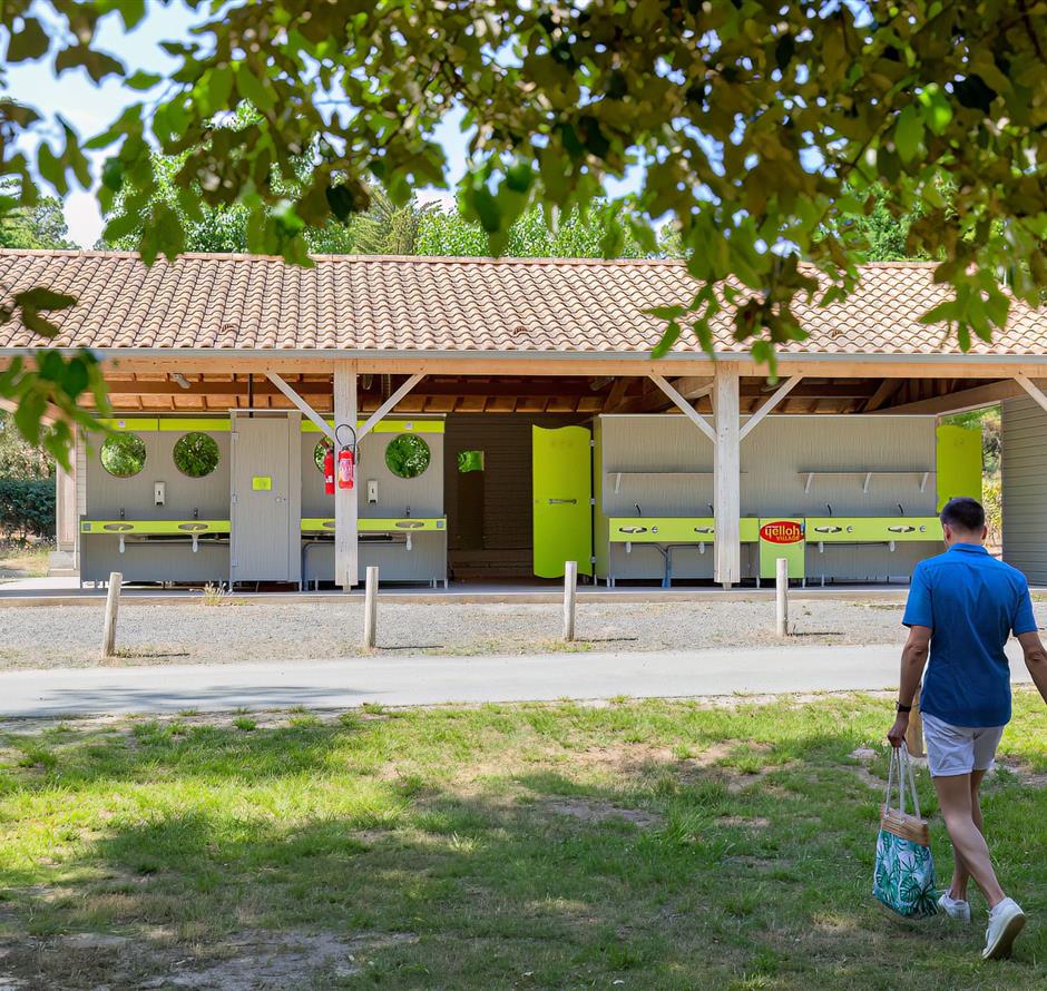 Diensten ter plaatse op de 3-sterrencamping Les Sirènes in Saint Jean de Monts in de Vendée (ontbijt, fietsverhuur, snackbar, bar, kruidenierswinkel, massage, wasserette, enz.) 