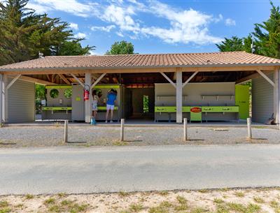 Diensten ter plaatse op de 3-sterrencamping Les Sirènes in Saint Jean de Monts in de Vendée (ontbijt, fietsverhuur, snackbar, bar, kruidenierswinkel, massage, wasserette, enz.)