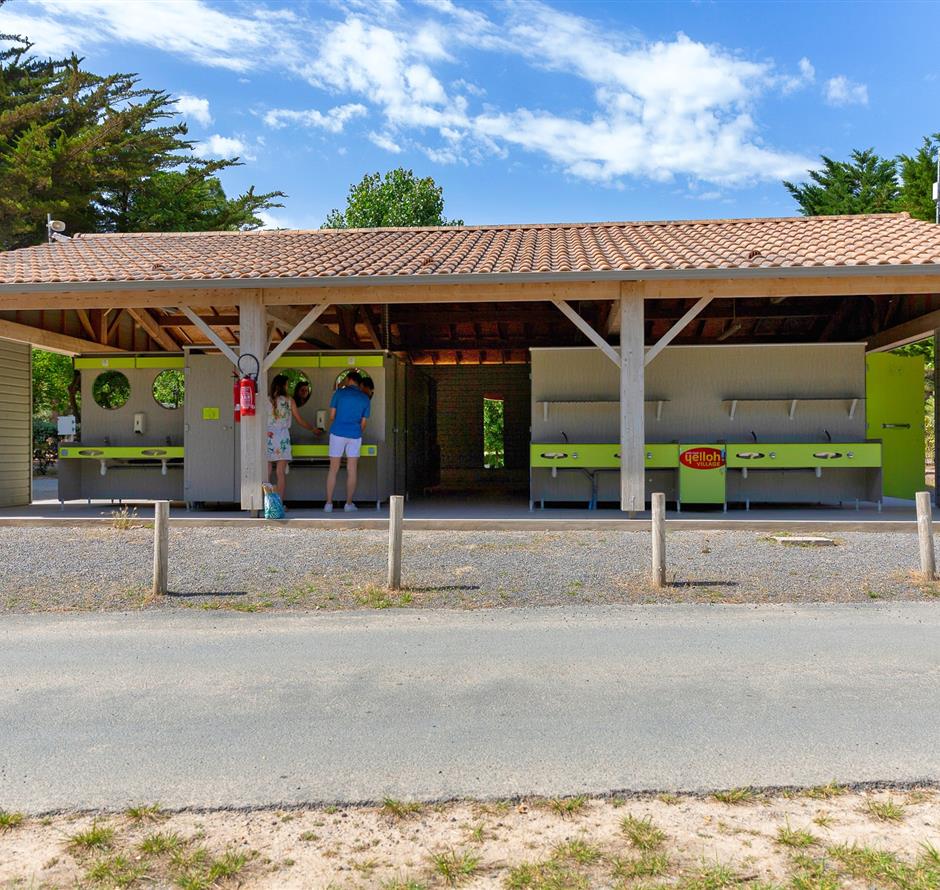 Diensten ter plaatse op de 3-sterrencamping Les Sirènes in Saint Jean de Monts in de Vendée (ontbijt, fietsverhuur, snackbar, bar, kruidenierswinkel, massage, wasserette, enz.) 