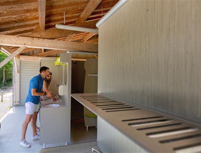 Diensten ter plaatse op de 3-sterrencamping Les Sirènes in Saint Jean de Monts in de Vendée (ontbijt, fietsverhuur, snackbar, bar, kruidenierswinkel, massage, wasserette, enz.)