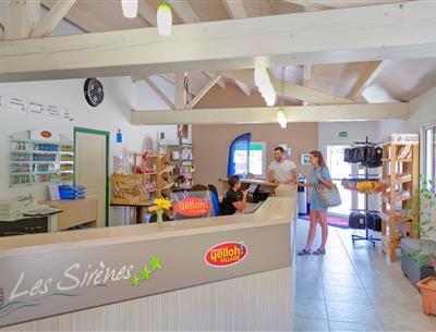 Diensten ter plaatse op de 3-sterrencamping Les Sirènes in Saint Jean de Monts in de Vendée (ontbijt, fietsverhuur, snackbar, bar, kruidenierswinkel, massage, wasserette, enz.)