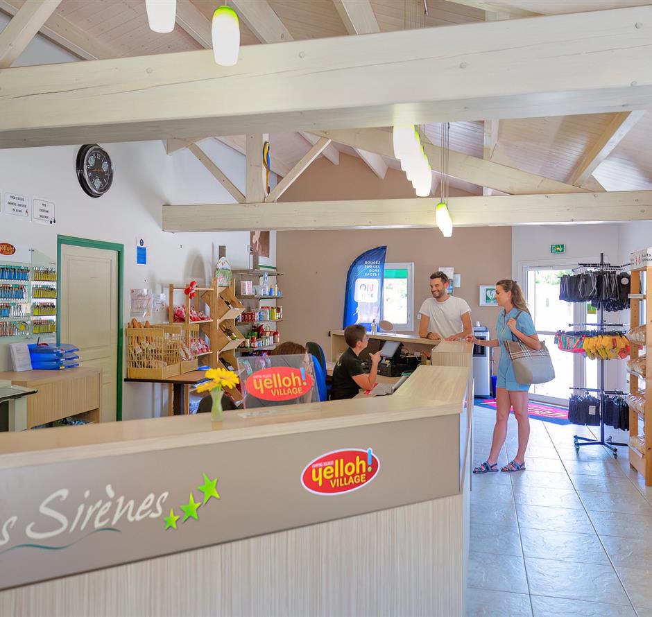 Diensten ter plaatse op de 3-sterrencamping Les Sirènes in Saint Jean de Monts in de Vendée (ontbijt, fietsverhuur, snackbar, bar, kruidenierswinkel, massage, wasserette, enz.) 