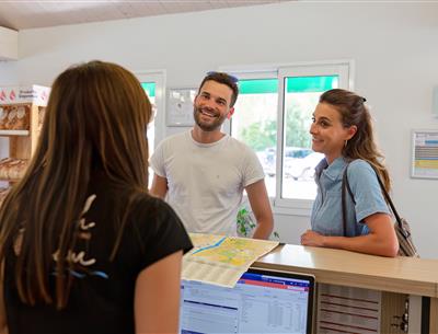 Diensten ter plaatse op de 3-sterrencamping Les Sirènes in Saint Jean de Monts in de Vendée (ontbijt, fietsverhuur, snackbar, bar, kruidenierswinkel, massage, wasserette, enz.)