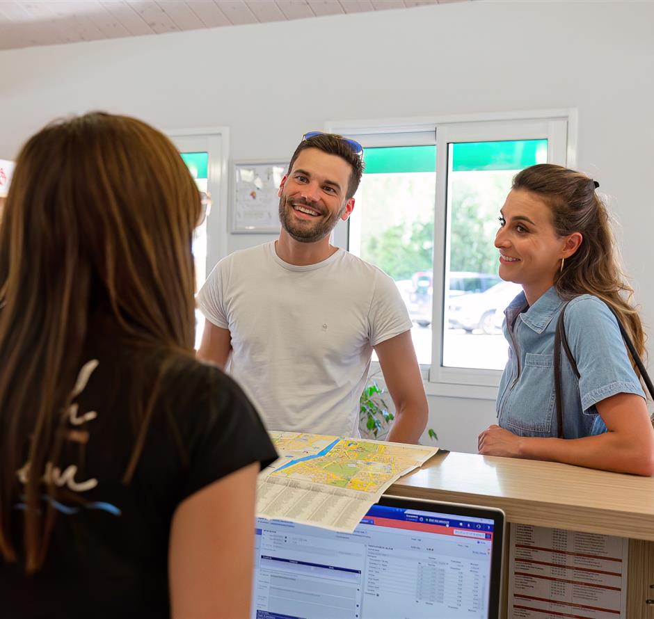 Diensten ter plaatse op de 3-sterrencamping Les Sirènes in Saint Jean de Monts in de Vendée (ontbijt, fietsverhuur, snackbar, bar, kruidenierswinkel, massage, wasserette, enz.) 