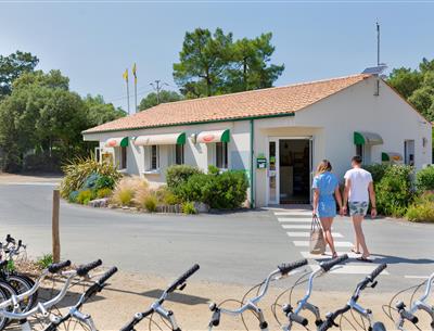Diensten ter plaatse op de 3-sterrencamping Les Sirènes in Saint Jean de Monts in de Vendée (ontbijt, fietsverhuur, snackbar, bar, kruidenierswinkel, massage, wasserette, enz.)