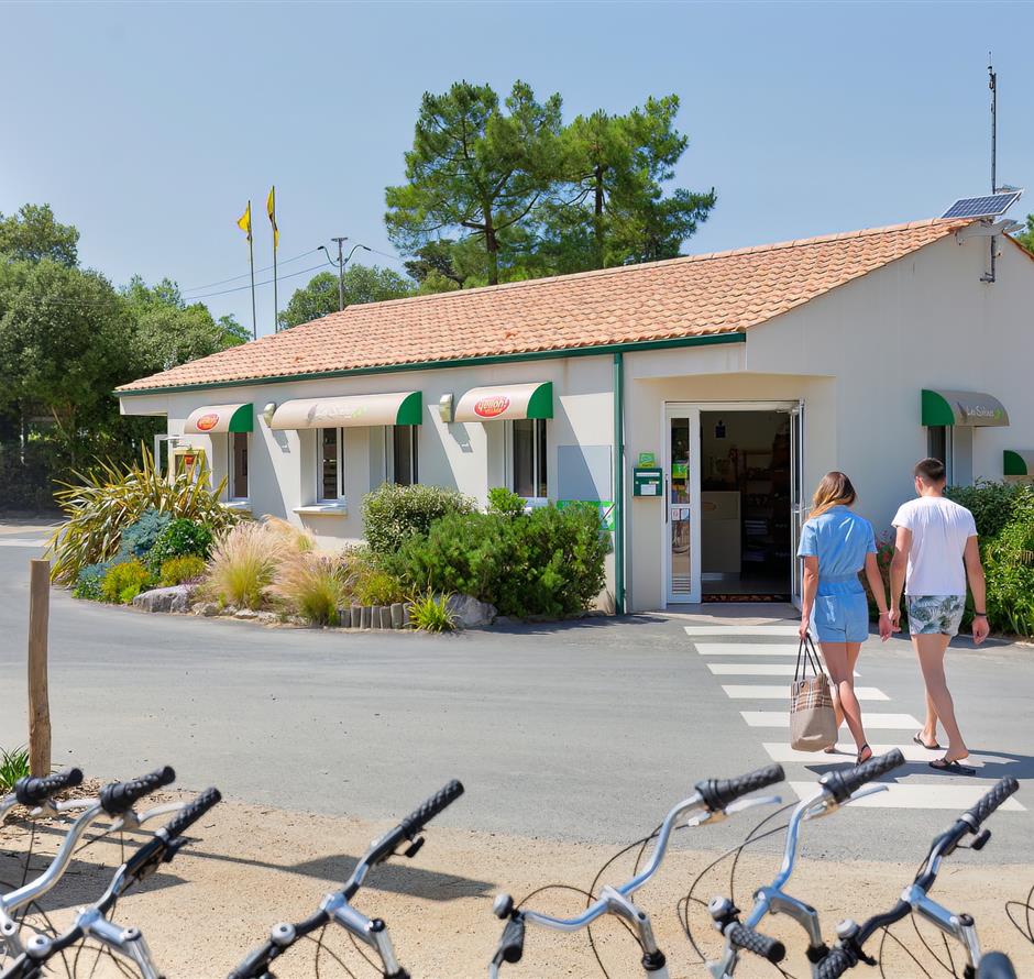 Diensten ter plaatse op de 3-sterrencamping Les Sirènes in Saint Jean de Monts in de Vendée (ontbijt, fietsverhuur, snackbar, bar, kruidenierswinkel, massage, wasserette, enz.) 