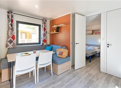 Woonkamer van de Cottage 5 pers 3 bloemen - CAMPING**** Les Sirènes