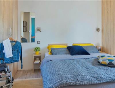 Stacaravan kamer voor 4/6 personen met 2 slaapkamers en airconditioning toegankelijk voor mensen met beperkte mobiliteit