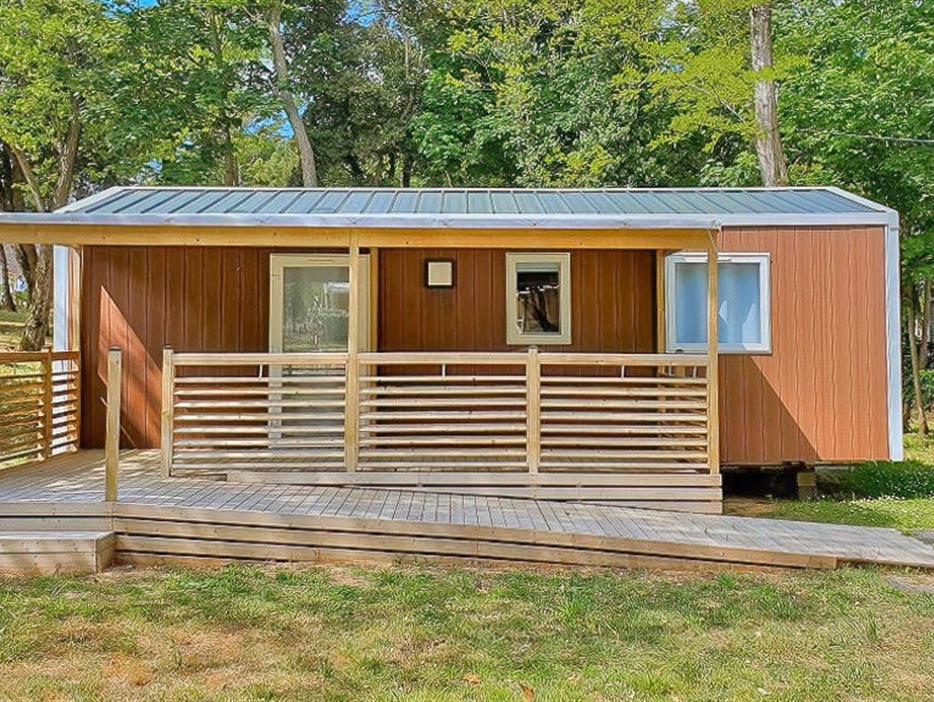 Buitenaanzicht van de stacaravan voor 4/6 personen met 2 slaapkamers en airconditioning toegankelijk voor personen met beperkte mobiliteit - CAMPING**** Les Sirènes