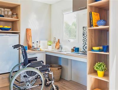 Stacaravan keuken voor 4/6 personen met 2 slaapkamers en airconditioning toegankelijk voor personen met beperkte mobiliteit