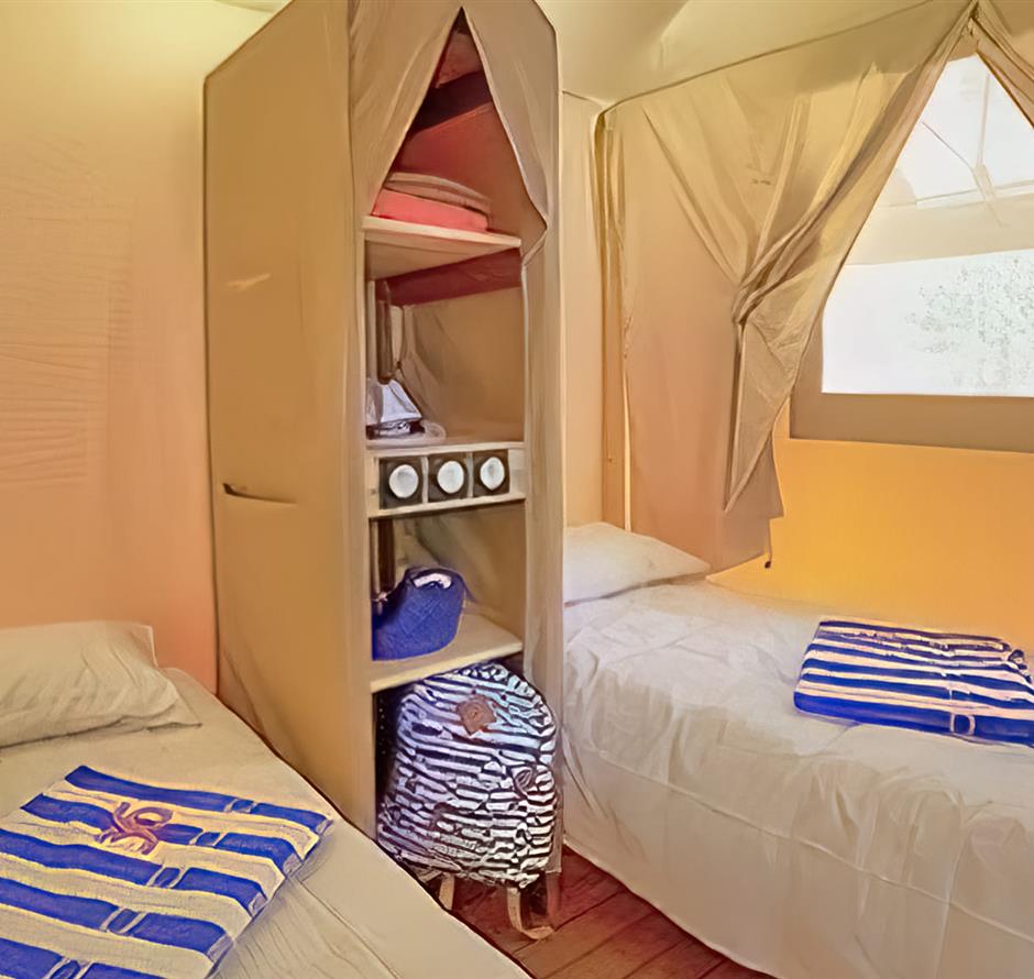 Kamer van de Lodgetent 4 personen 2 slaapkamers 
