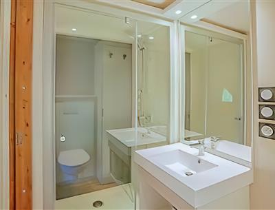 Badkamer van de Lodgetent 4 personen 2 slaapkamers