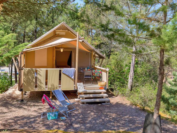 Buitenaanzicht van de Lodgetent 4 personen 2 slaapkamers