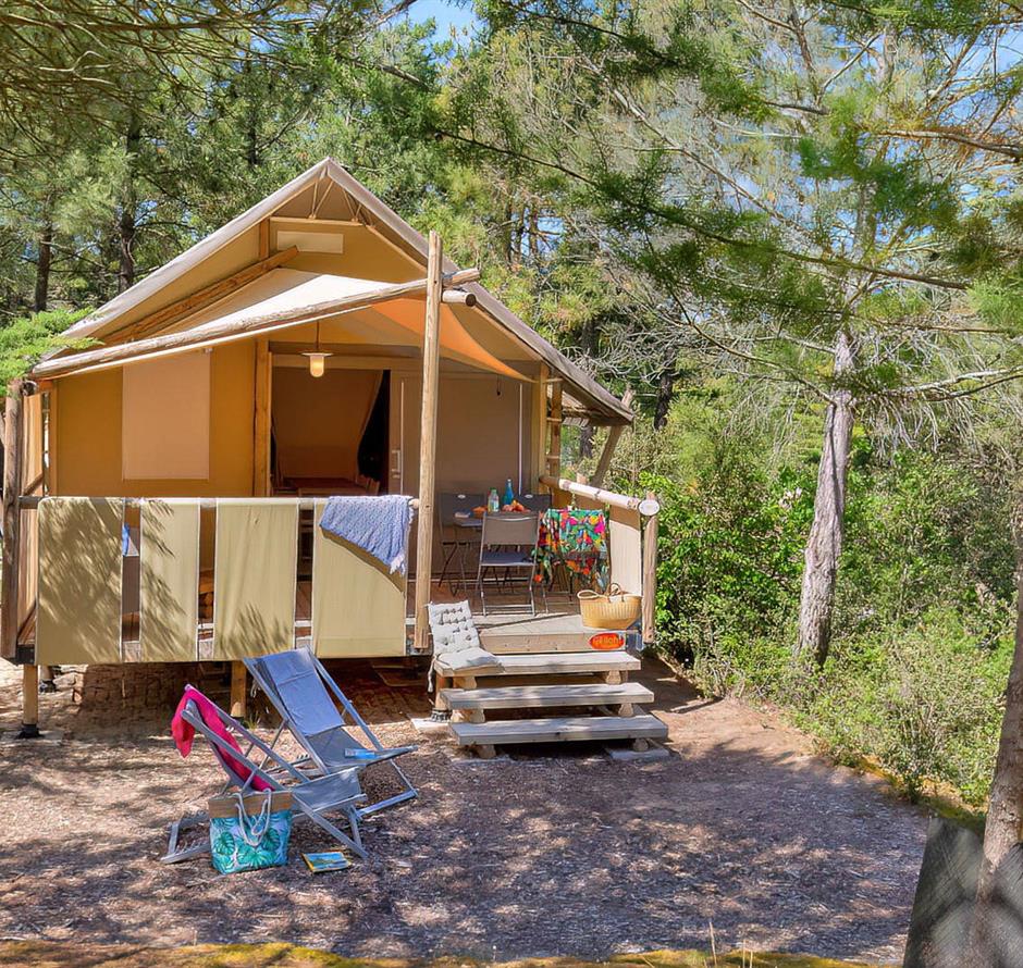 Buitenaanzicht van de Lodgetent 4 personen 2 slaapkamers 