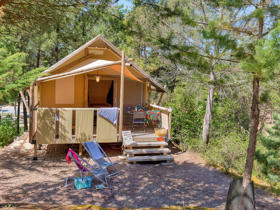Buitenaanzicht van de Lodgetent 4 personen 2 slaapkamers - CAMPING**** Les Sirènes