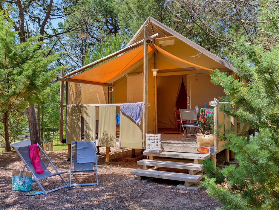 Buitenaanzicht van de Lodge Tent 4 personen 2 bloemen - CAMPING**** Les Sirènes