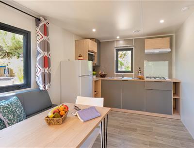 Keuken en woonkamer van de Cottage 2 pers 4 bloemen