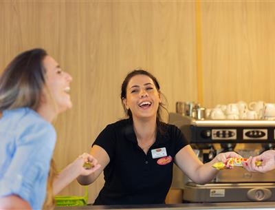Snackbar en boodschappenservice op 3-sterrencamping Les Sirènes in Saint-Jean-de-Monts