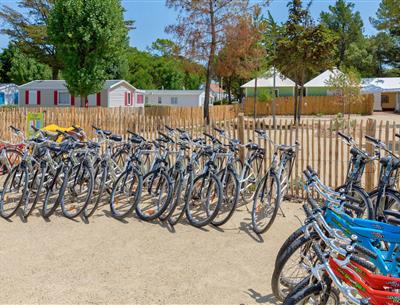 Diensten ter plaatse op de 3-sterrencamping Les Sirènes in Saint Jean de Monts in de Vendée (ontbijt, fietsverhuur, snackbar, bar, kruidenierswinkel, massage, wasserette, enz.)
