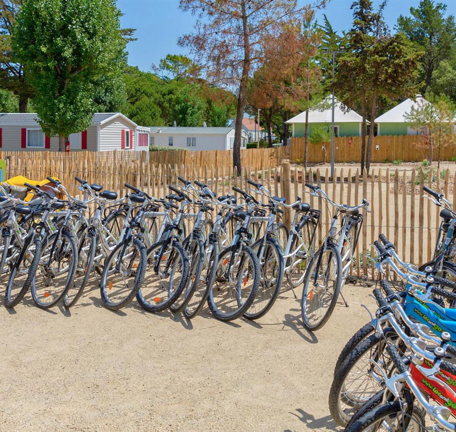 Diensten ter plaatse op de 3-sterrencamping Les Sirènes in Saint Jean de Monts in de Vendée (ontbijt, fietsverhuur, snackbar, bar, kruidenierswinkel, massage, wasserette, enz.) 